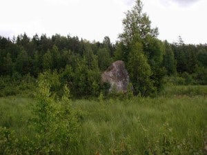 Isämeidänkivi kenties vuonna 2003 tai 2004. Tuolloin kuvia otettiin myös kiven päältä ja lähietäisyydeltä, lisäämme ne tänne kun löytyvät. Valokuva: Ilkka Ahmavaara.